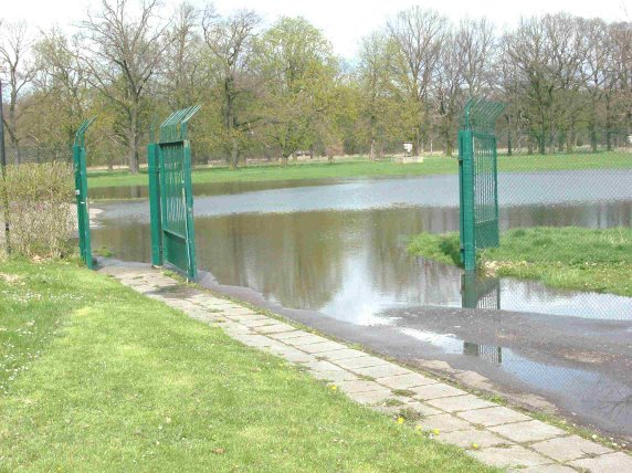 Wasser in der Zufahrt zum Stand