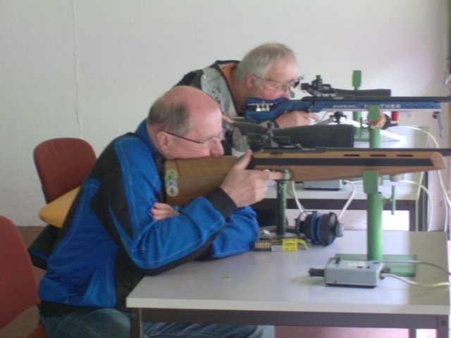 Senioren beim Auflageschie�en
